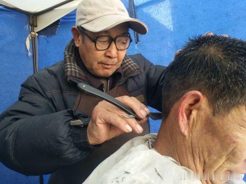 去理发，理发师是个东北小伙，来山东五年了。他一边剪一边跟俺唠：“山东人实在，俺刚来的时候啥都没有，房