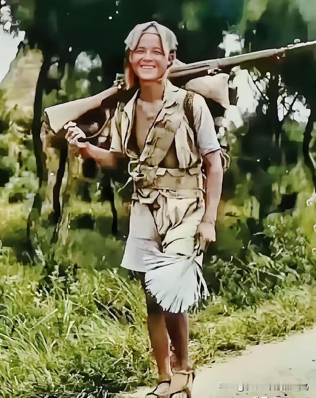 1945年9月，抗战胜利后，一名桂军小战士正在归家的途中。镜头下的他衣衫褴褛，披