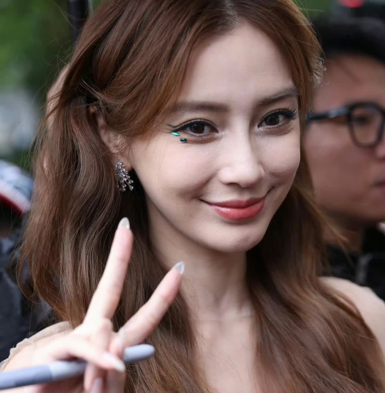 杨颖这几年真是能输的都输了输了婚姻，输了事业但独独有一样，她一点儿没输，
