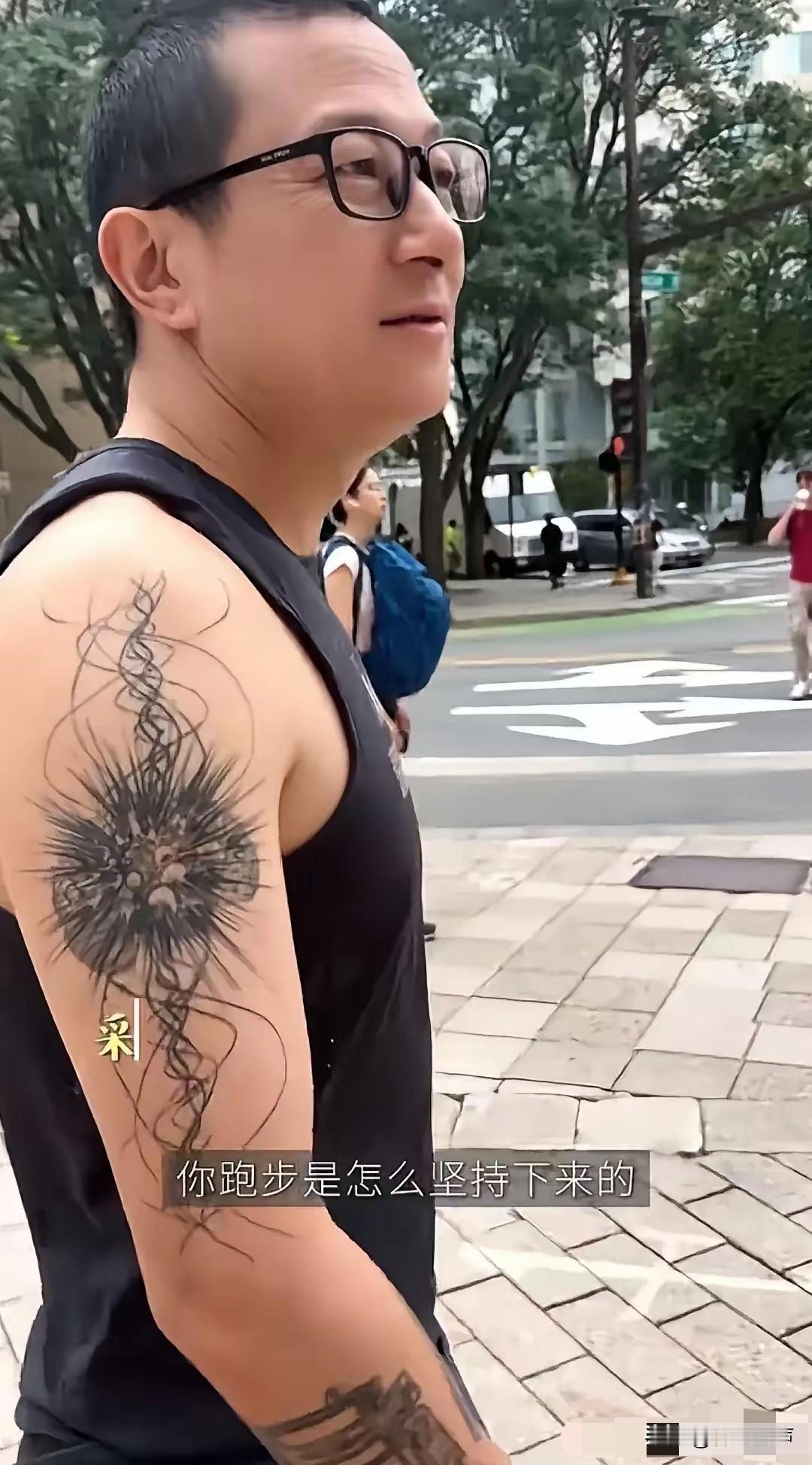 梅婷，引发热议。7月9日，51岁的梅婷，冲上热搜，刚参加完白玉兰，她就带着全家