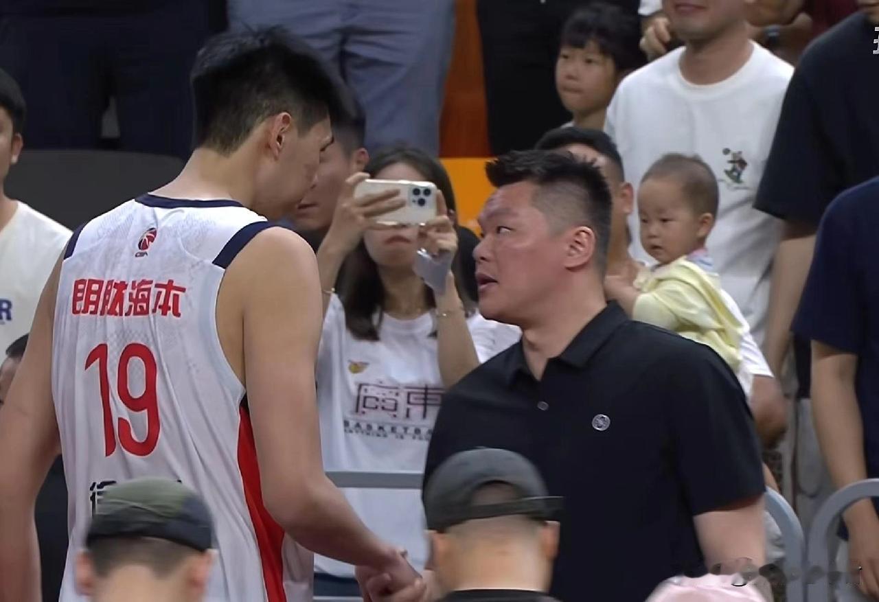 广州男篮希望渺茫！在客场1:0领先的情况下，广州男篮今晚在自家主场21分输给对