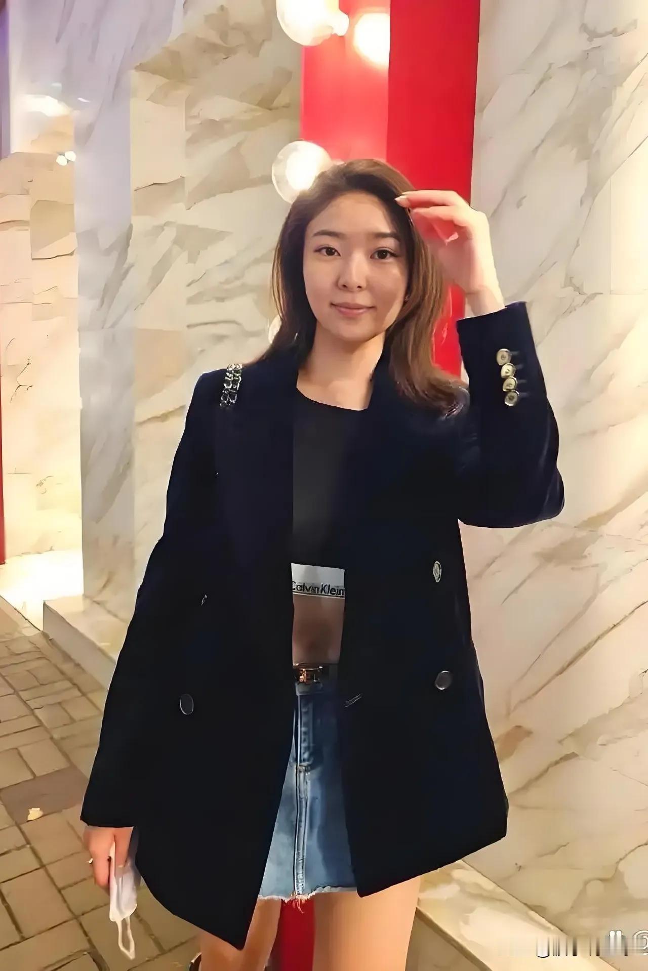 这是许绍雄icon的亲生女儿许惠菁,1997年生人,受他父亲的基因影响她的