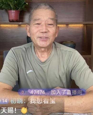 天赐爸爸直播带货的路，越走越难的原因何在？老两口近70岁了，奇迹般地