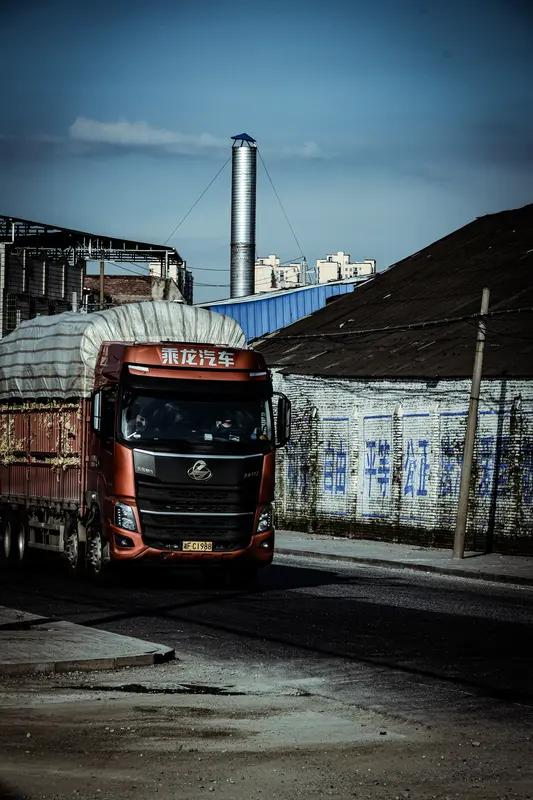 三十几年前，家里有大车拉货就算是有钱人家了。有个男人跑运输，一晚做梦，梦到自己的