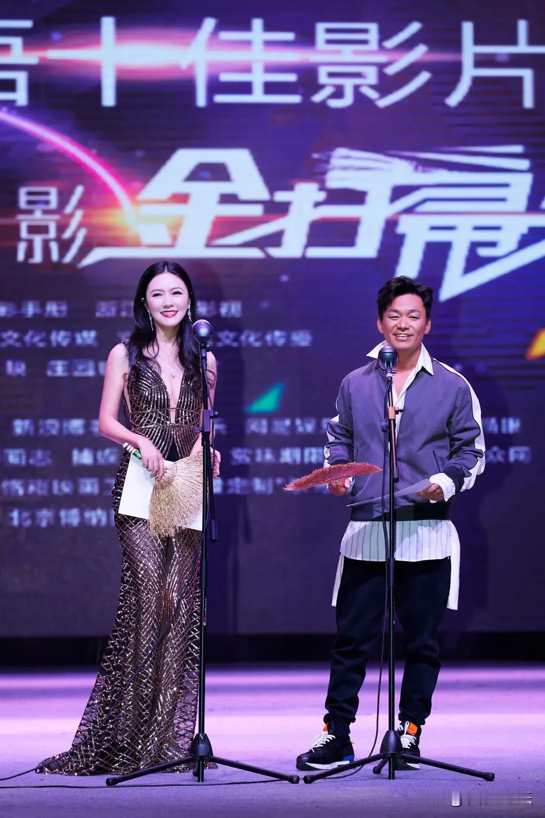 王宝强这穿着就像个高中生似的，就是不知道他旁边的美女是谁，好美好有气质呀！