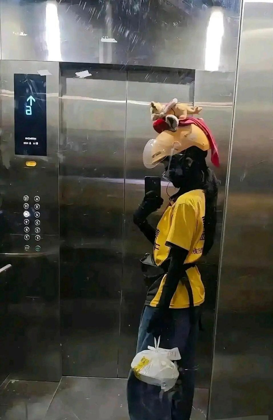 点外卖，还没遇到这么精致的小哥！​​​