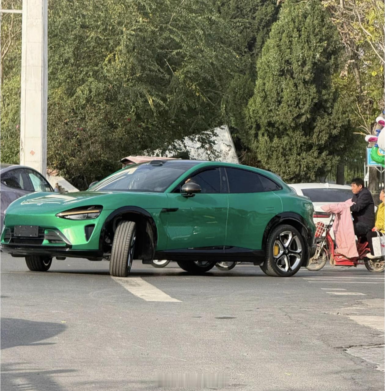 小米YU7这个角度真的是死亡视角，非常不协调，越看越像老头乐，可能这就是致敬的劣