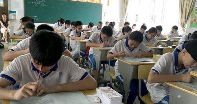 初一成绩好，到初二成绩还会好吗？说出来你可能不信！1、初一进不了班级前五，初二