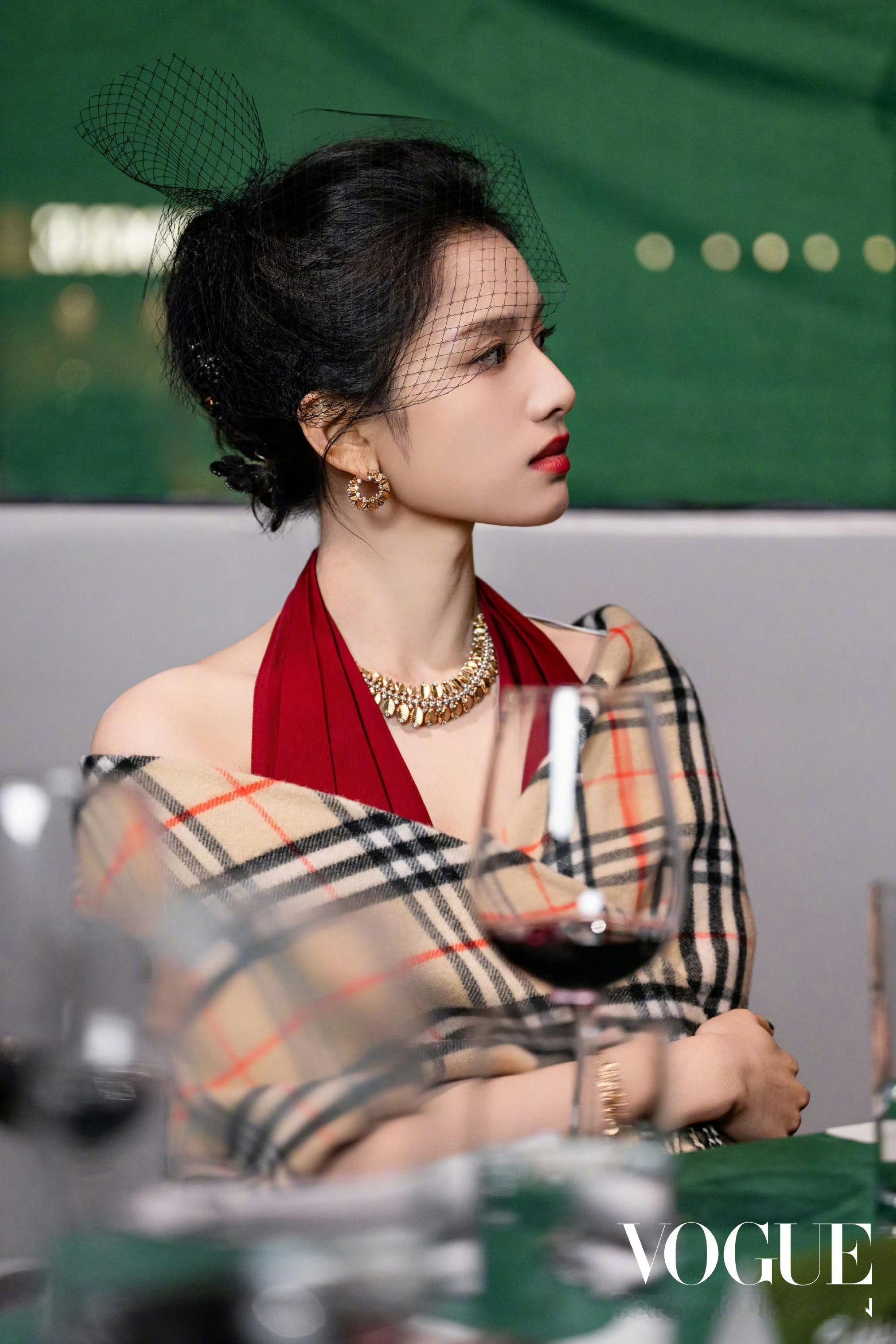 张婧仪眉骨遮光优越的眉骨真的绝了，顶级骨相➕完美五官，松弛又贵气，接我下辈子长