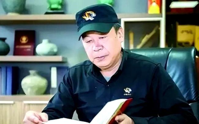 1984年，战斗英雄杜海山被推上法庭被告席，妻子含泪控诉：