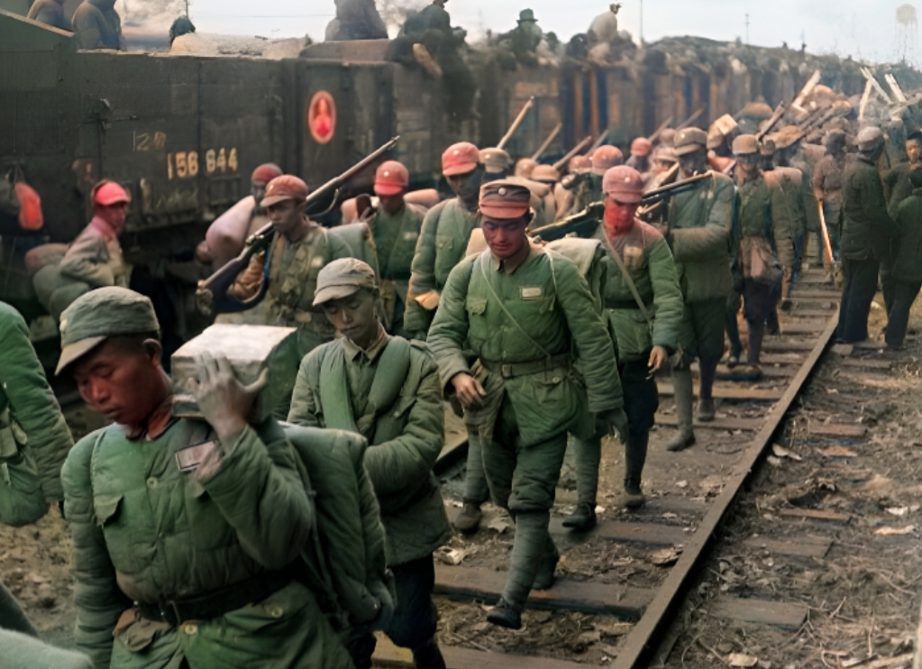 1948年11月，上海，大批国军士兵在上海火车站集结。他们准备开赴徐蚌前线。寒冷