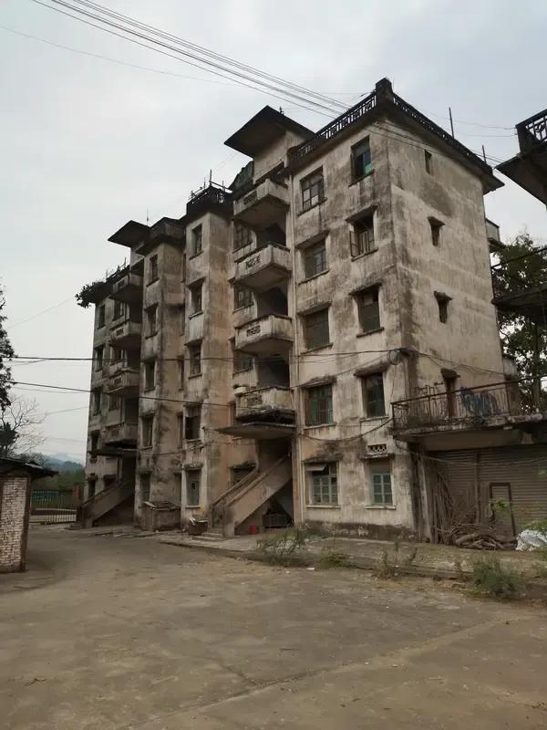广西岑溪市有一栋多年被传闹鬼的小楼，半夜常传出怪异声响，周围居民避之不及，商贩也