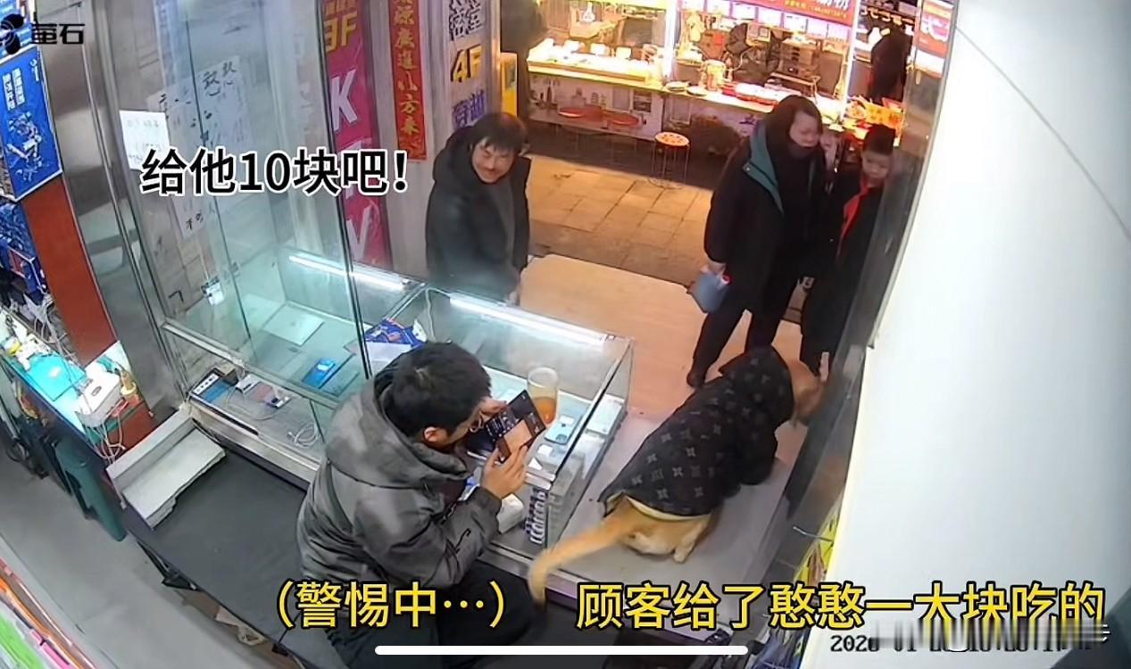 一段暖心的短视频，戳中了无数人的内心。画面里衣衫朴素、漂泊在外的流浪大哥，面对身