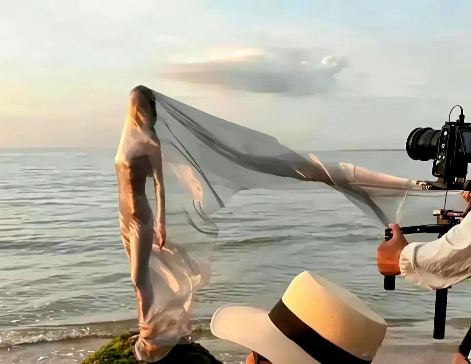 女演员的晚餐：四口泡面，半罐酸奶。舒淇48岁，腹部平坦。代价是饭后必须贴墙罚站半