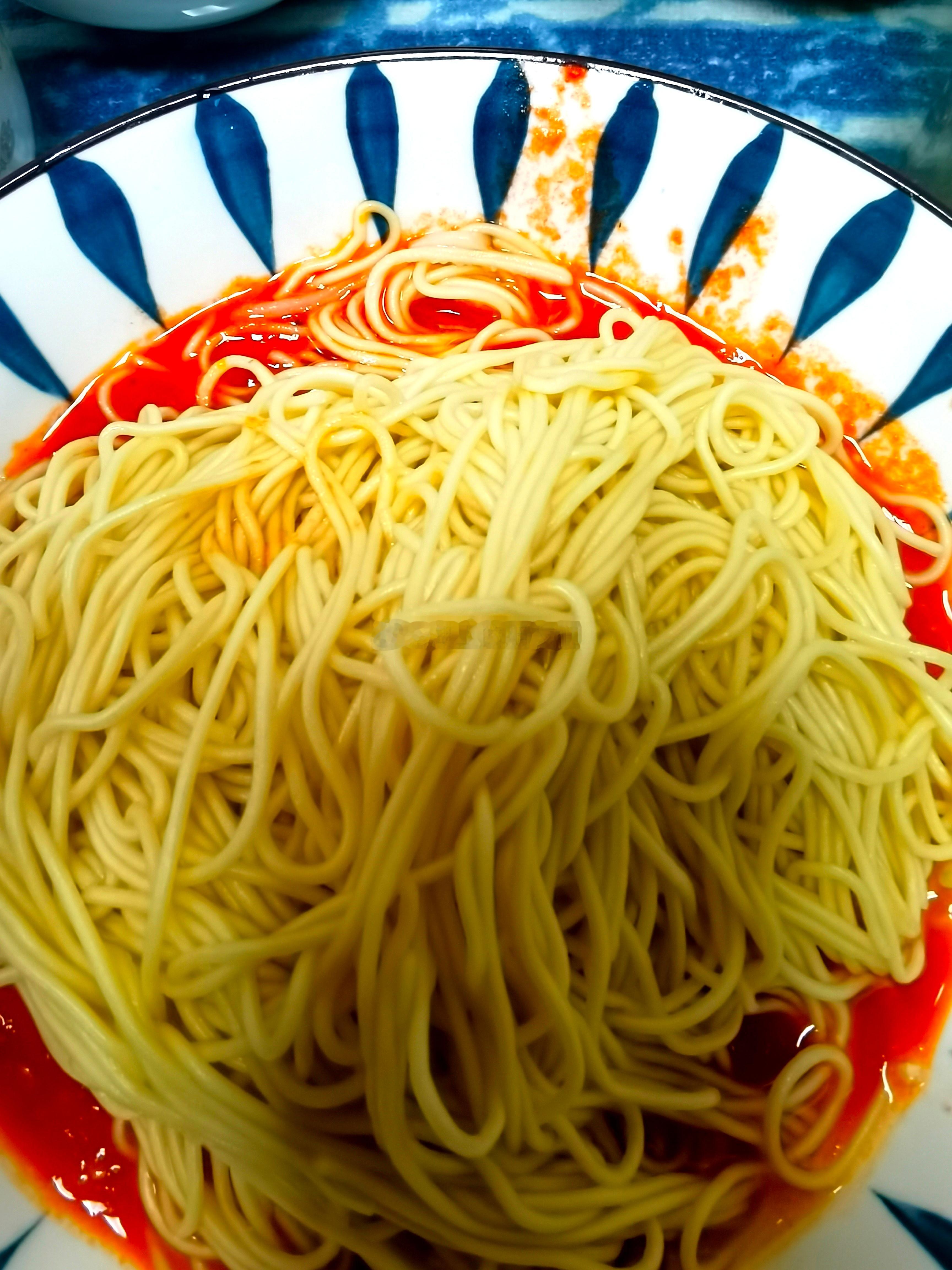 早餐：西红柿炒蛋打卤面。今早做了西红柿炒鸡蛋，煸炒好后卤子太多了，于是留了一点卤