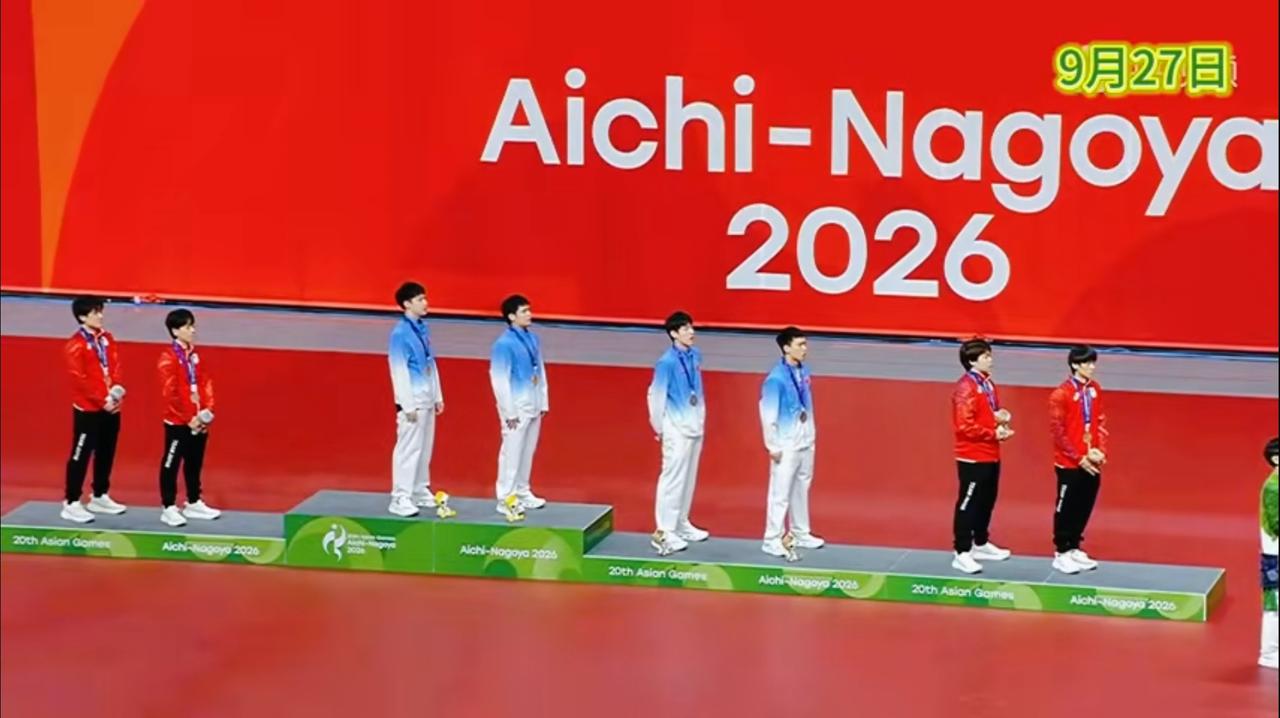 亚运会男乒双打颁奖仪式有几个小看点。1、奏国歌时我国2对男双4人都把吉祥物放在