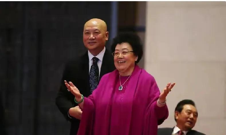 迟重瑞在陈丽华百亿家产交割清楚后，搬去了农村，每天擦一张旧照片。当年网上都在