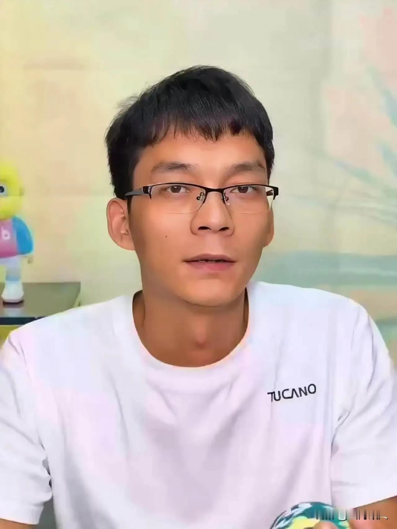 终于知道唐尚珺为啥能坚持参加16年高考了，原来是有补助的。这些年，围绕复