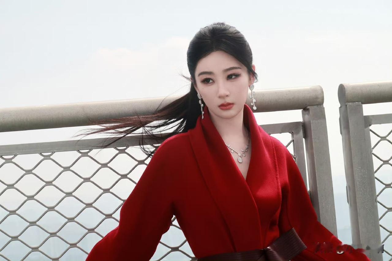 你发现了吗？这次的金鹰奖入围女主都没有穿所谓的高定礼服和露肤度高的礼服。大家