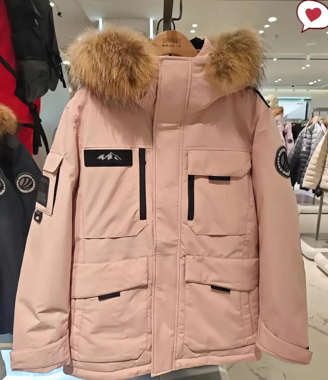 三千羽绒服，她摸了三遍商场暖光下，那件衣服像会发光。老婆来回摸领口，第三次