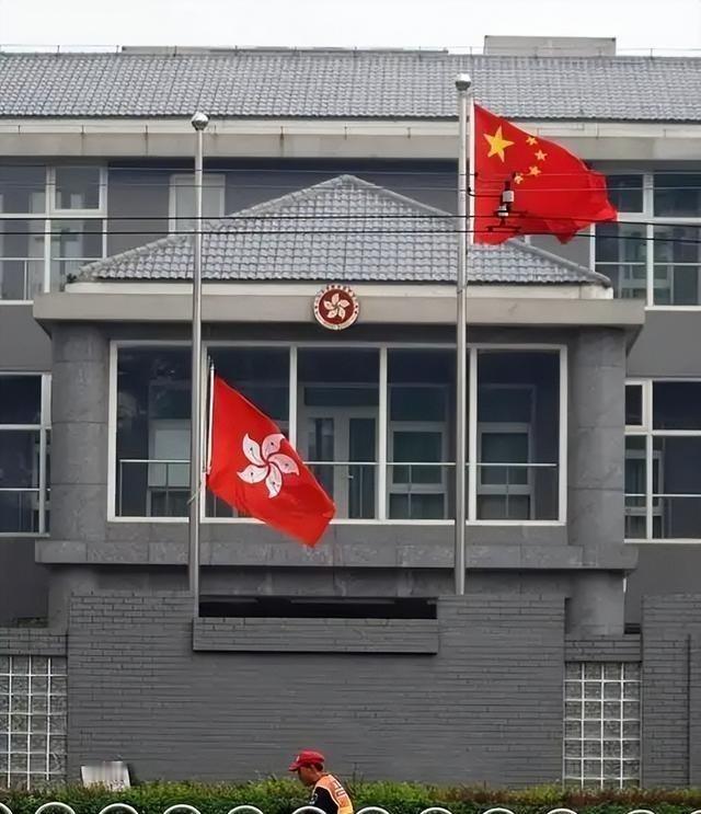 想不明白，香港既不向中央交税，中央也不拨款，又不怎么发地方债，这么大一座城市，钱