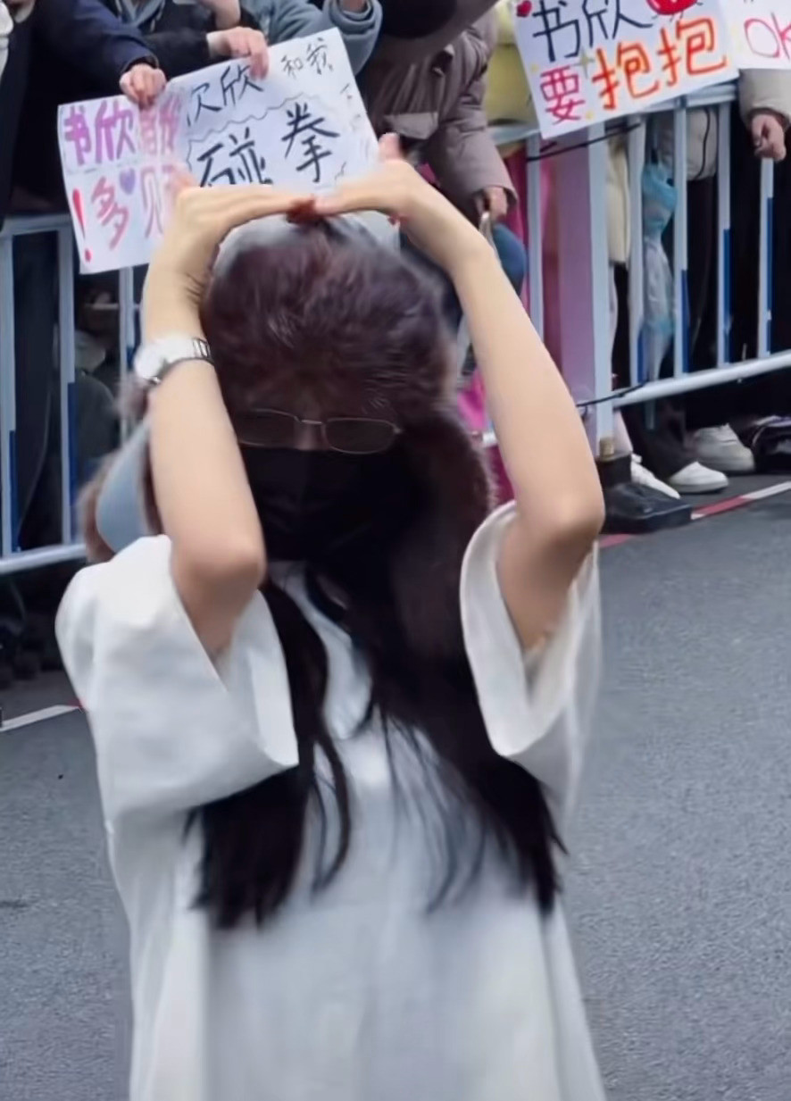 头顶比心～萌萌嘟