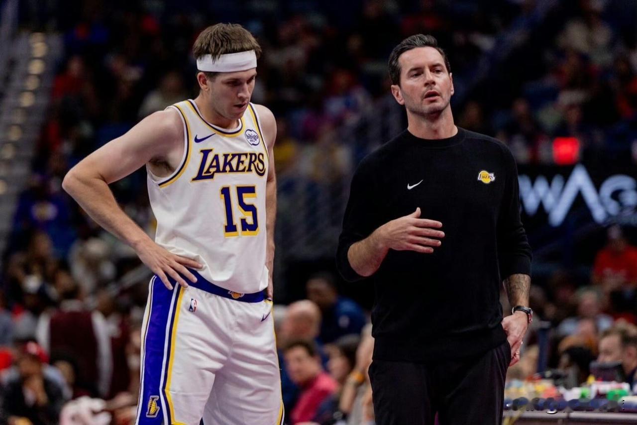 里弗斯替补了！雷迪克用人真大胆！今天湖人队客场对阵太阳队的比赛，里弗斯迎来复