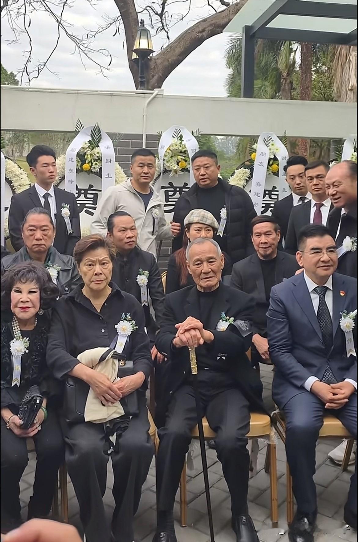 来参加梁小龙追悼会的人不少，有他的结拜大哥陈惠敏及妻子吴国英有郭靖的扮演者白