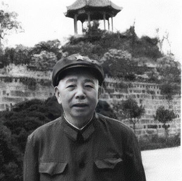 他解放战争时任第一野战军第一兵团政委，与司令员王震平级，手下两个军长后来都是开国