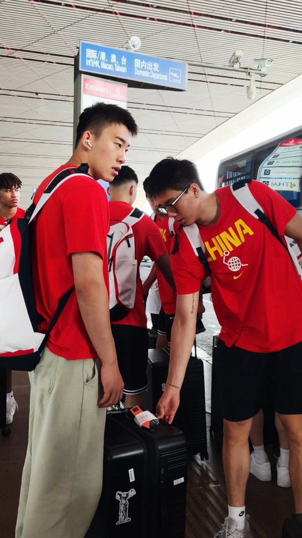 中国男篮抵达沈阳备战世预赛21人抵沈，郭士强挂帅世预赛。赵继伟高诗岩主场迎敌誓要