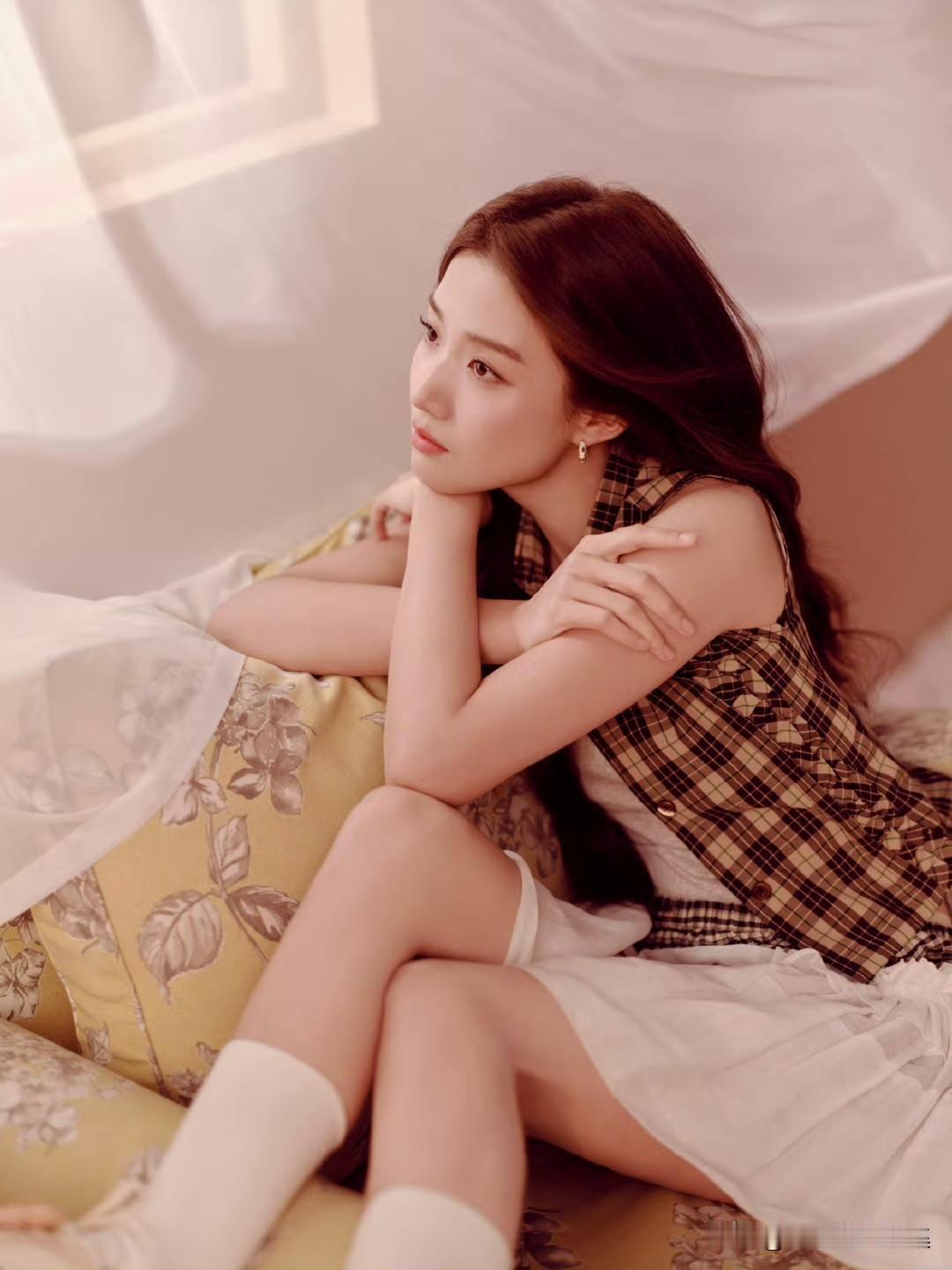 气质穿搭怎么穿才恰到好处?娇俏可爱的内娱姐姐，期待未来更好的你。显气质感穿搭