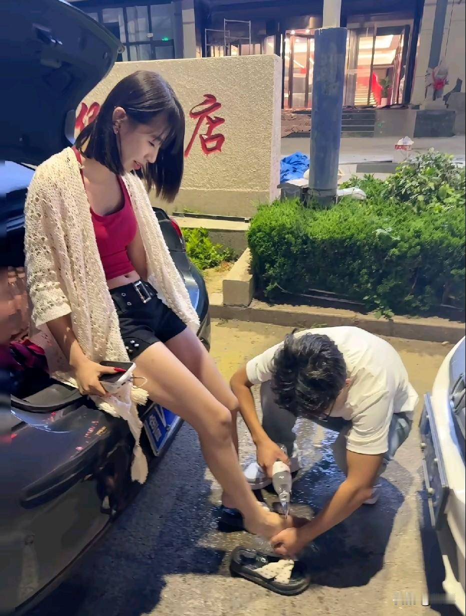我谈了六年的前男友也这样对我好，照样可以对现女友一样[捂脸哭]