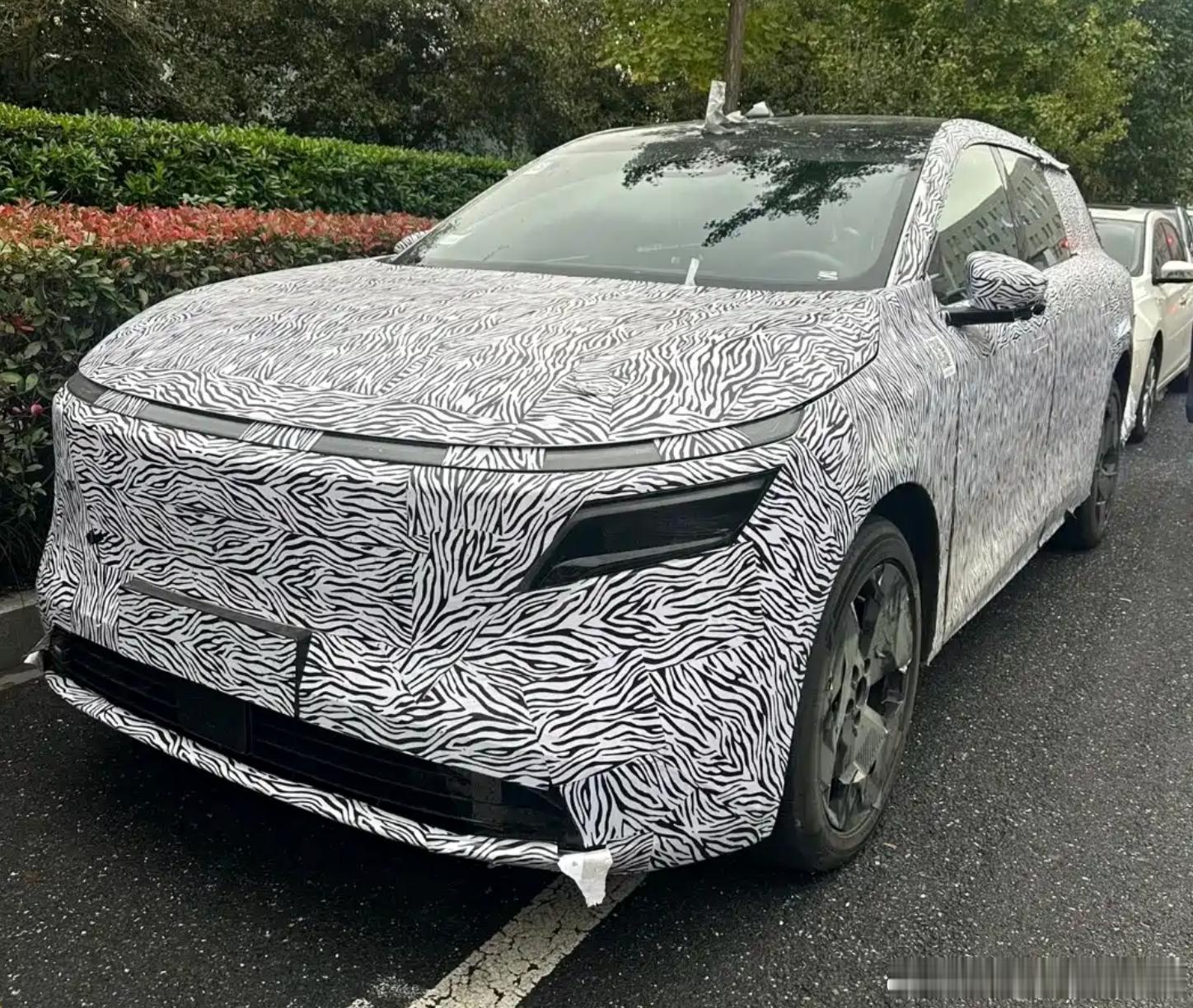 预计是款大五座SUV，日产N8谍照曝光。日前，有关日产N8谍照在网络上被曝光。从