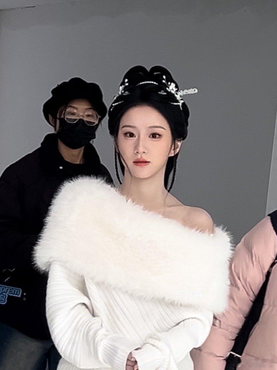 包上恩淡颜美到我了瞧包上恩这淡颜，仿佛是上天精心雕琢的艺术品，五官精致又和谐，