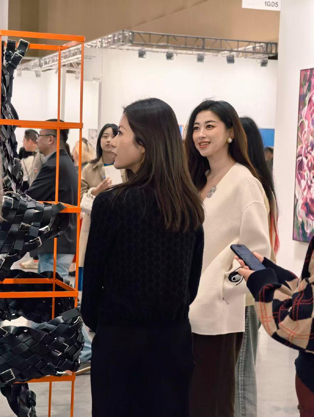 上海艺术展偶遇朱珠，世上怎么有这么美的人，想偶遇