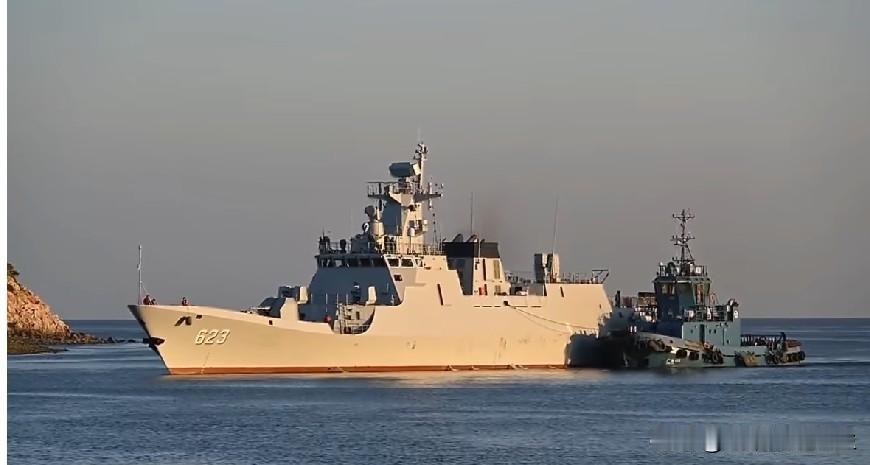 好家伙，柬埔寨海军从我国进口的056C护卫舰，这怎么到他们这看着跟052D一样大