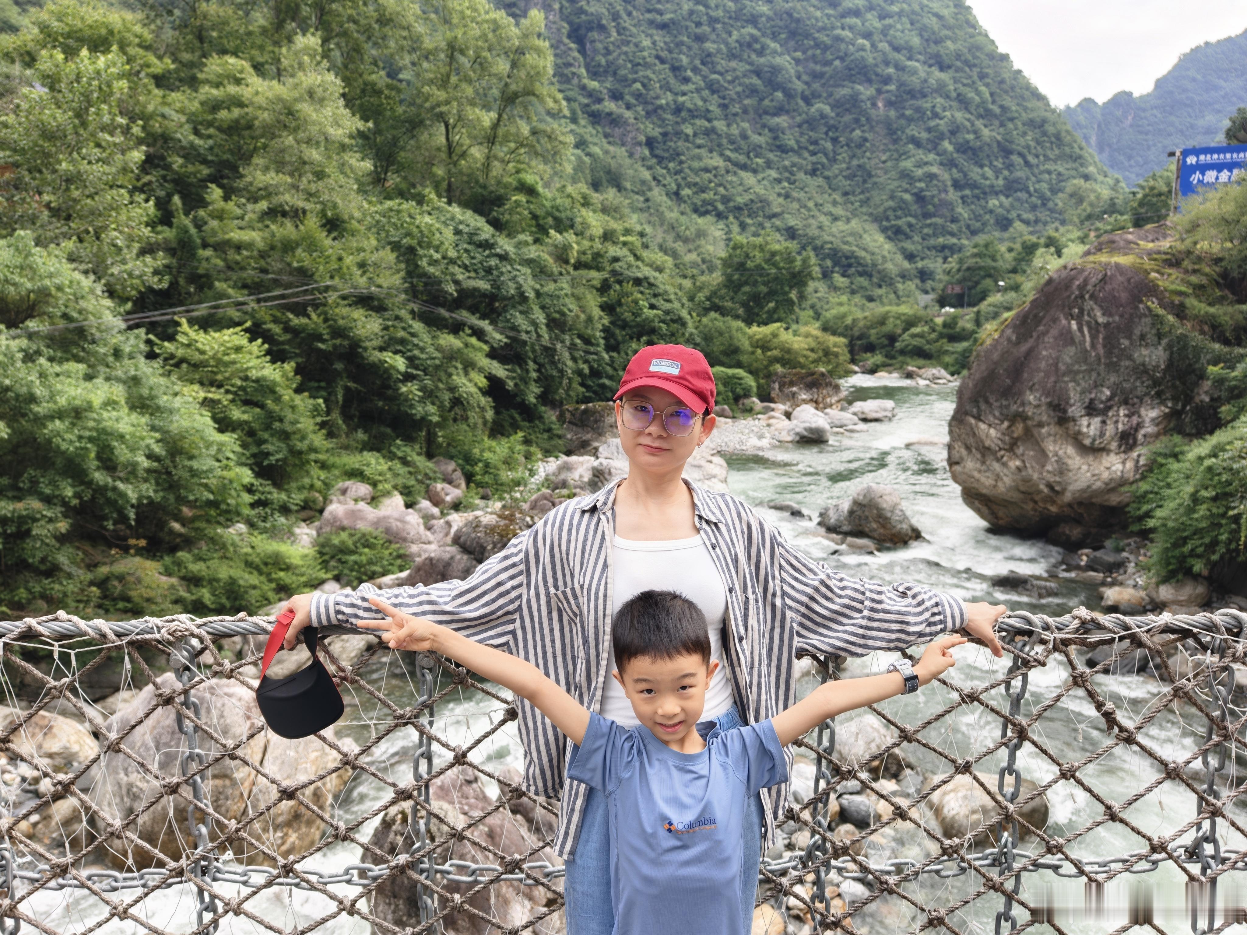 翻了翻相册，发现只要我拍照，他就立马跑过来卡位臭屁崽崽