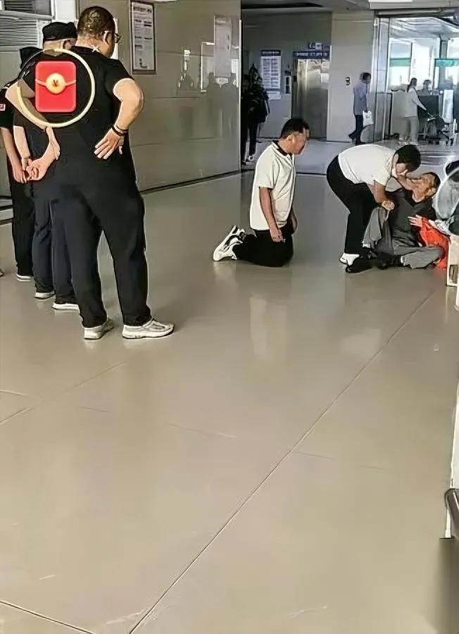 养儿防老？真的靠谱吗？昨天在医院撞见的一幕，我憋到现在都堵得慌。一对