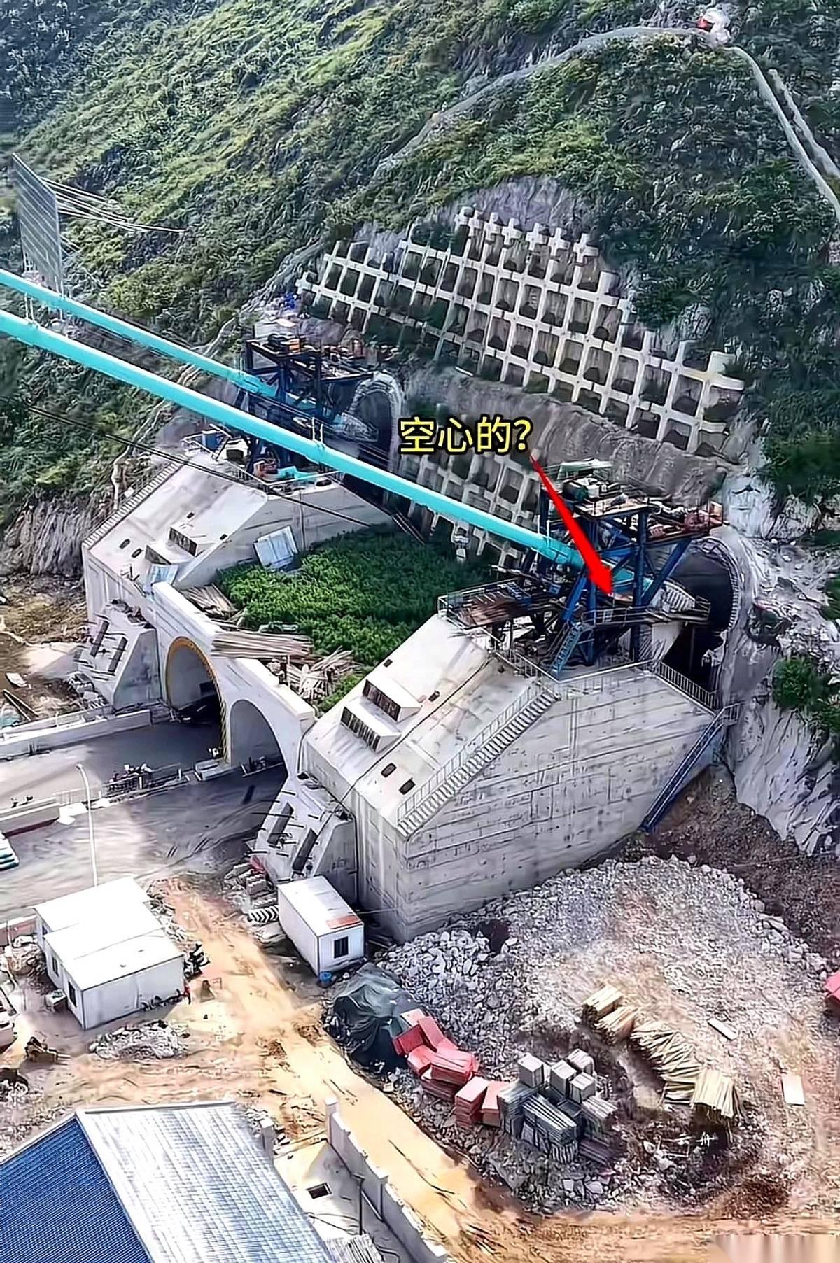 花江峡谷大桥，先别急着看桥。先看拉住这座桥的东西——四个巨型“水泥疙瘩”，每一