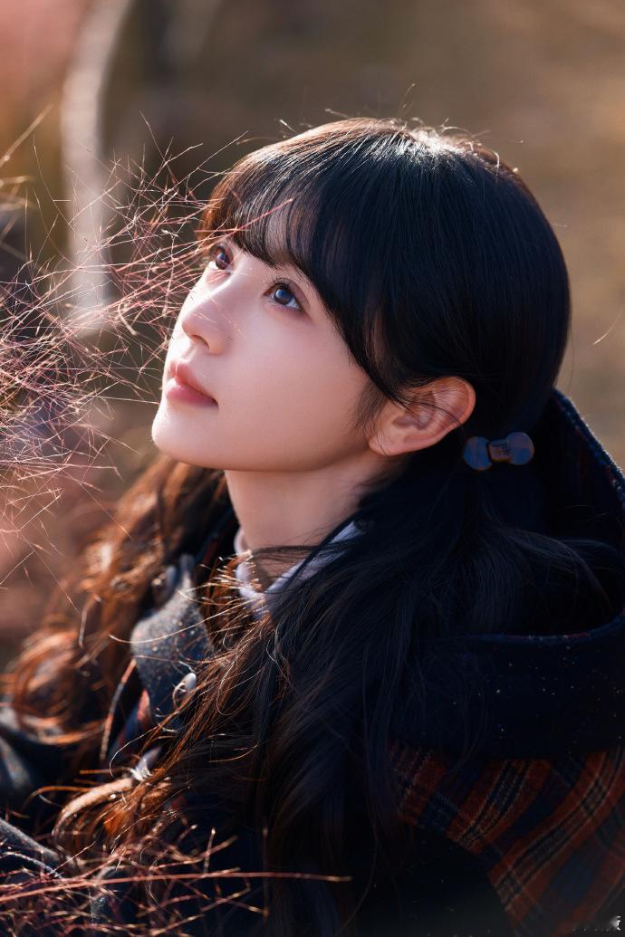 谁不想和田曦薇一起秋游，在粉黛子草丛中的小田让人感受到开心好像真的会传染