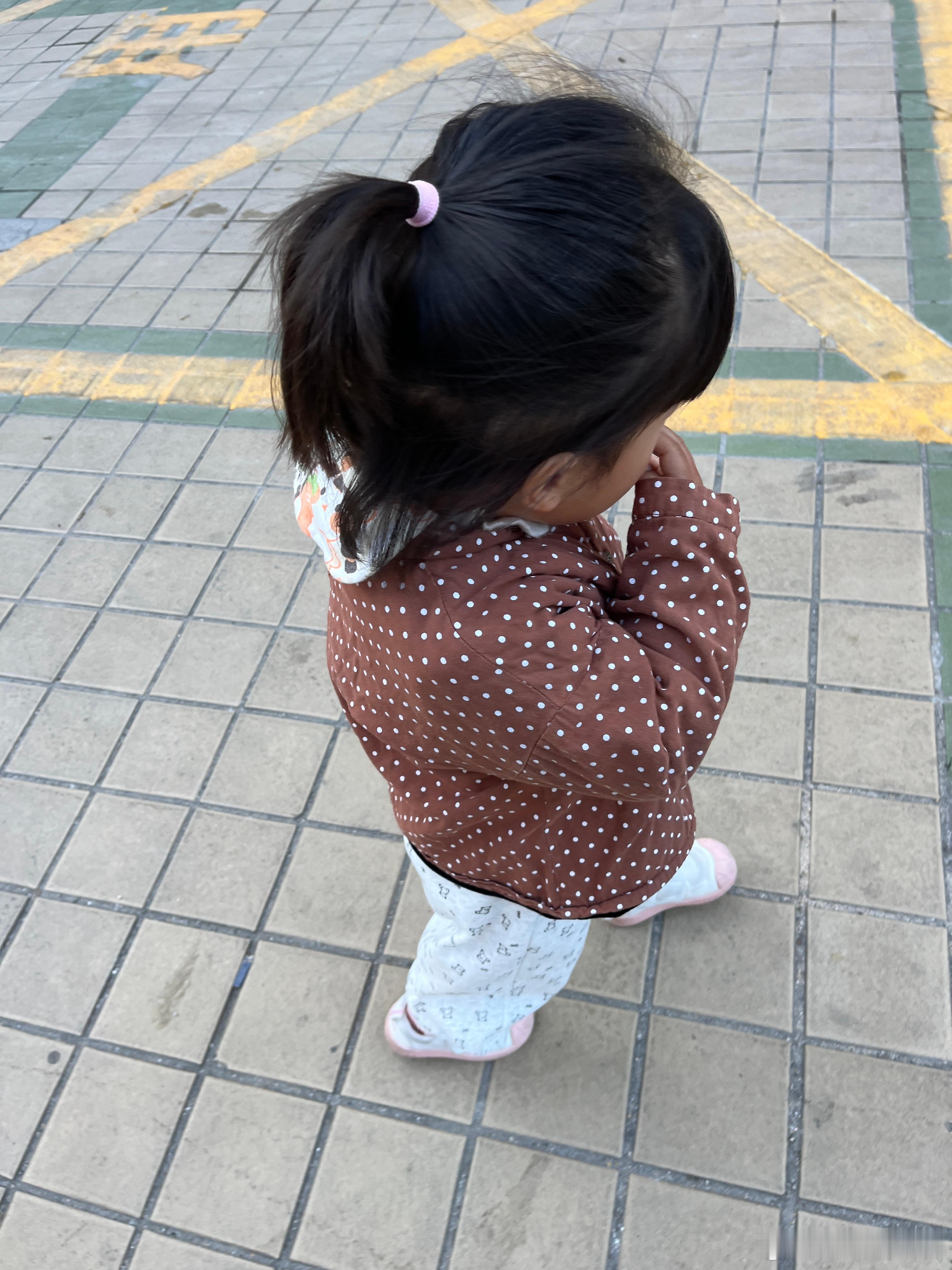 我知道她昨晚为什么不开心了，在学校厕所摔到膝盖，玩的时候可能不疼，回到家，走路上