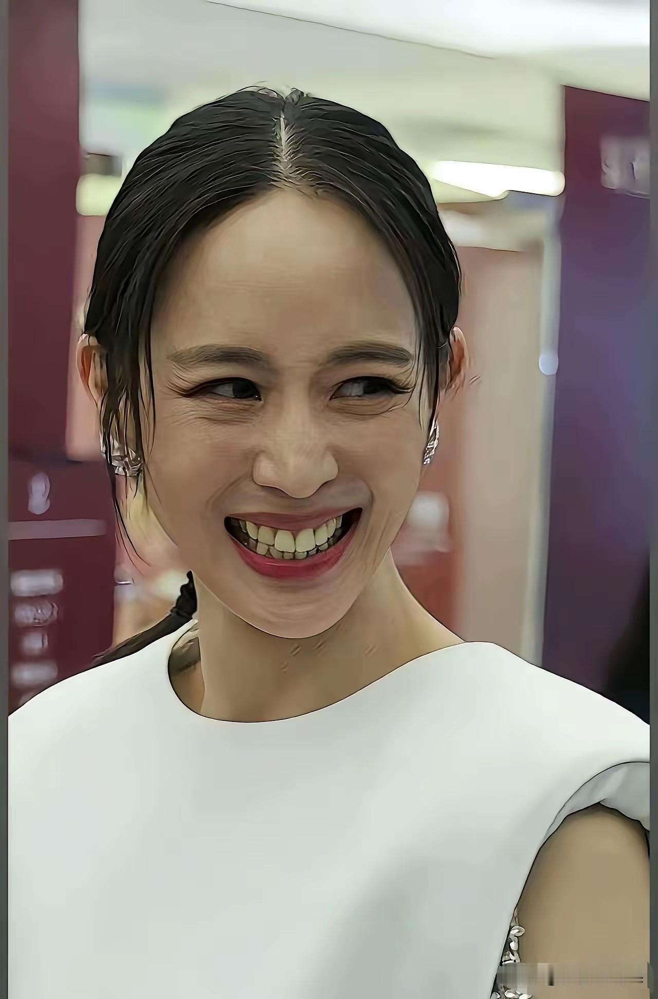人真的不能太瘦，以前的她美美的，现在一笑纹路就格外显眼，果然人还是得有点肉才扛得