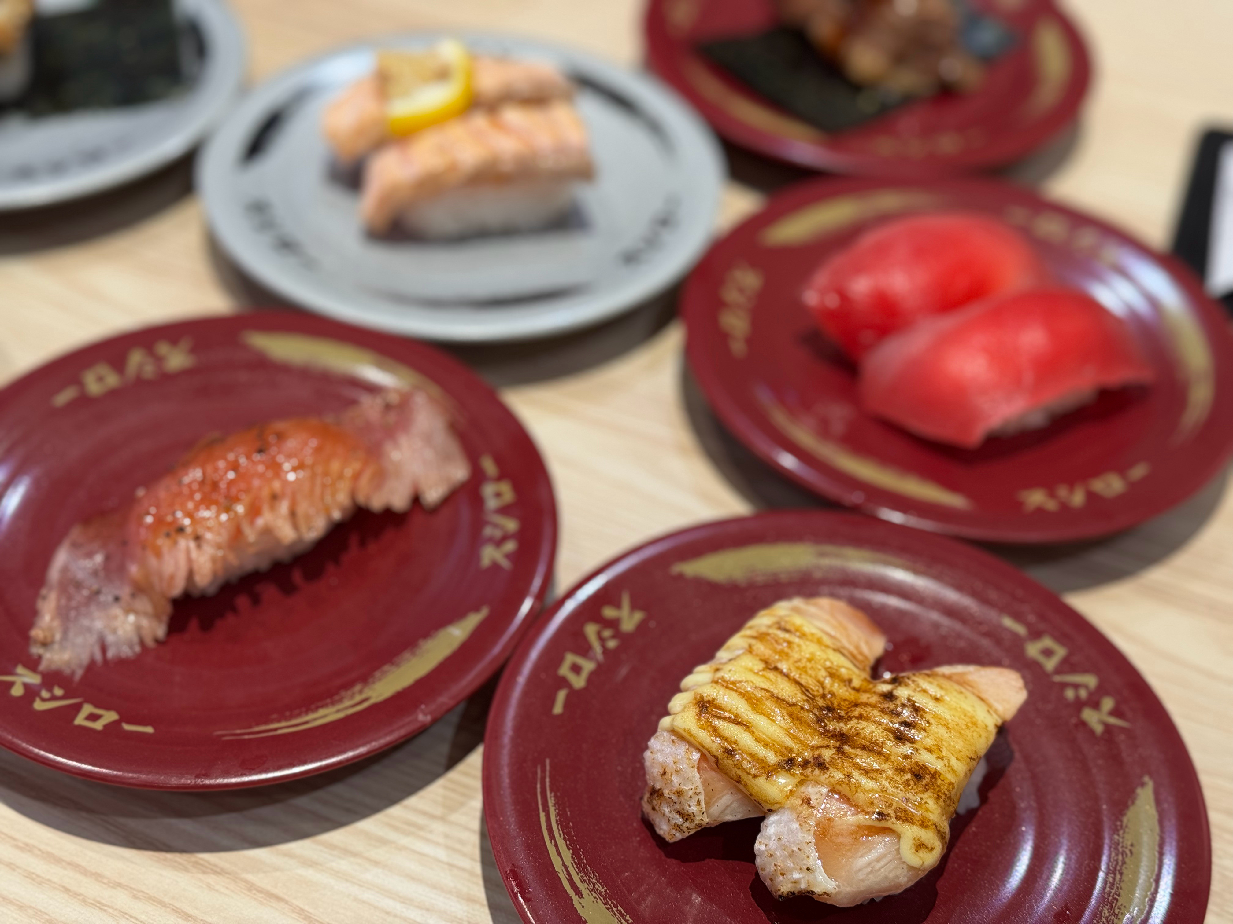 昨天拍摄中午吃了个面条，吃顶到了，最后晚饭都吃不下去了…嗯今天拍摄完决定来吃寿司