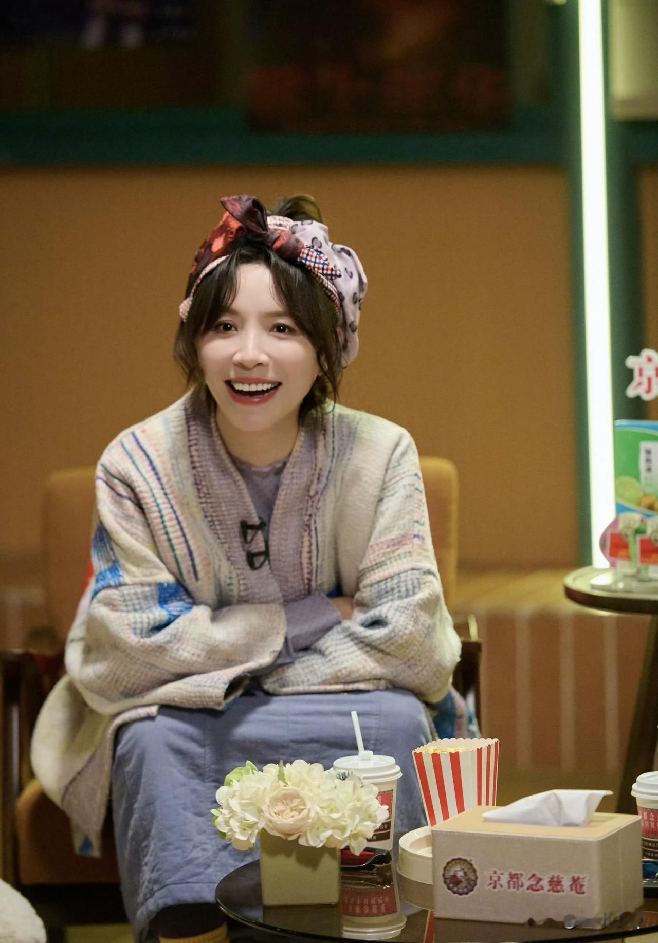 黄雅莉特别喜欢这种“破烂”穿搭，各种碎布条搭在一起，感觉这身衣服又是她自己做的。