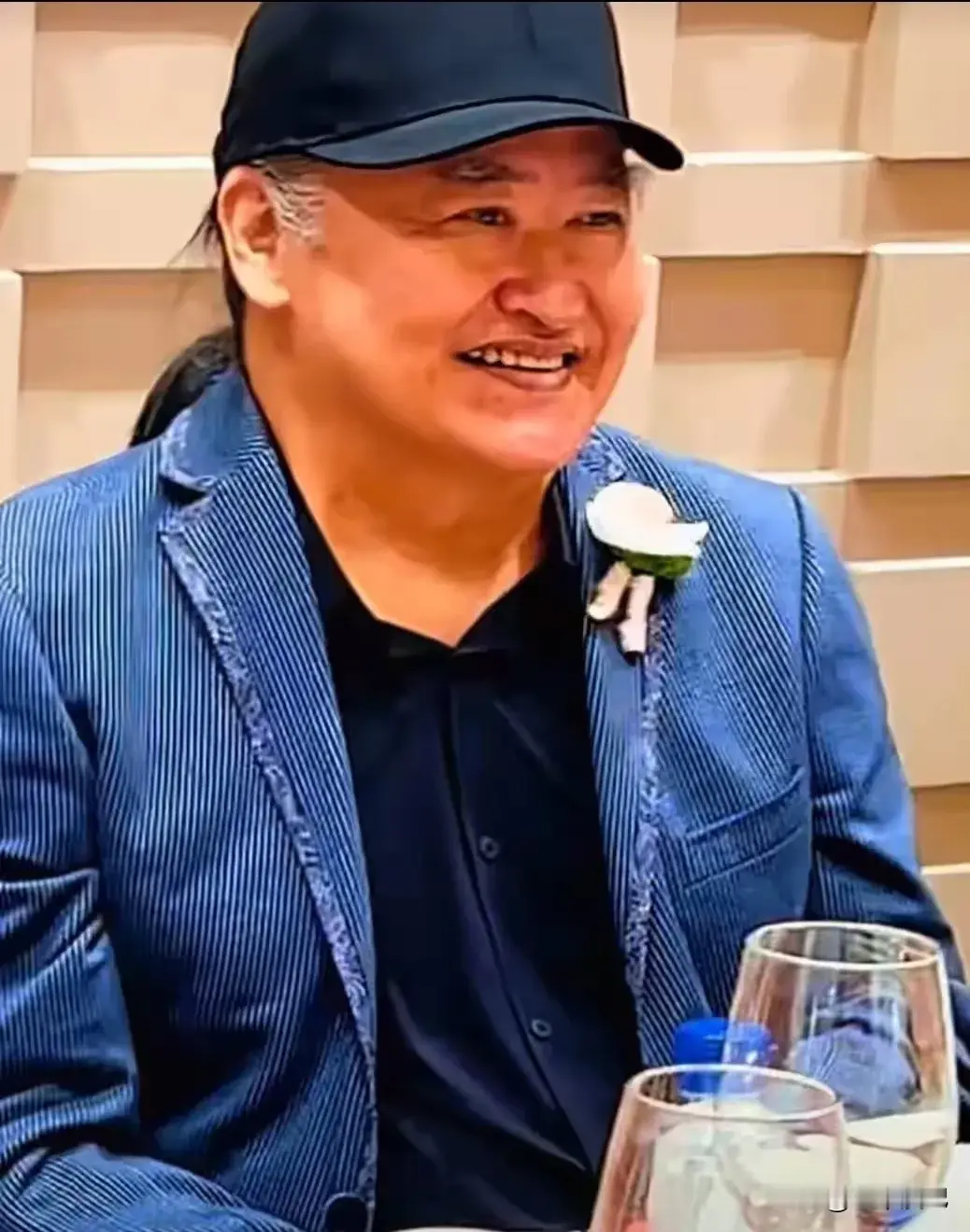刘欢去年10月现身女儿婚礼，头发白了不少，戴着帽子穿着西装，还在现场发言送上了祝福。但是在细看吃饭时