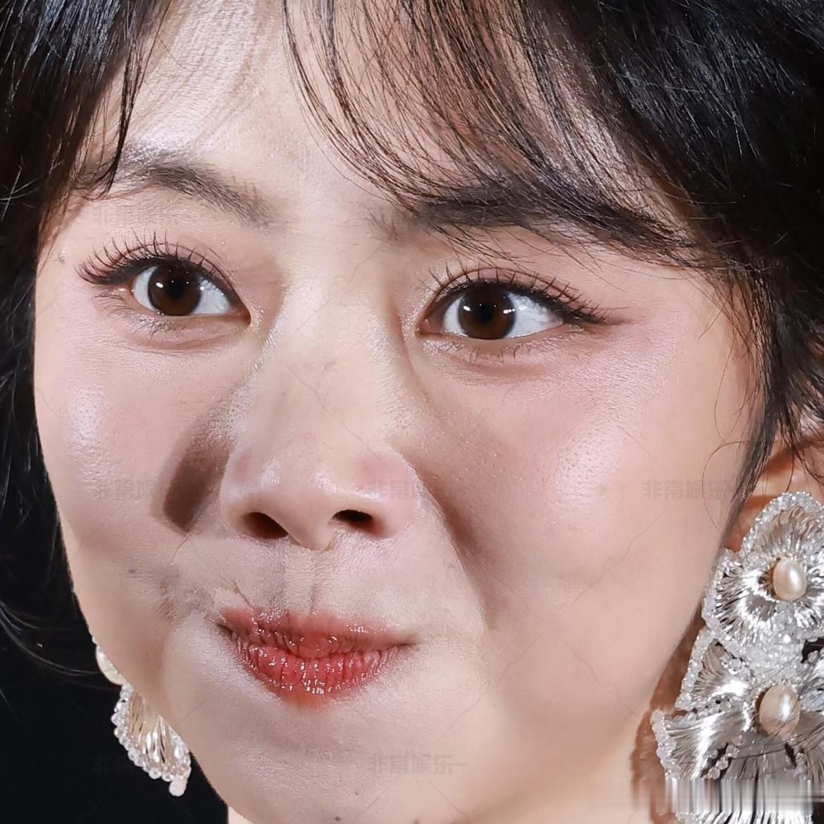 谭松韵真的很优秀但我很好奇一点明明谭松韵很爱笑，可为什么她无美颜、无滤镜的