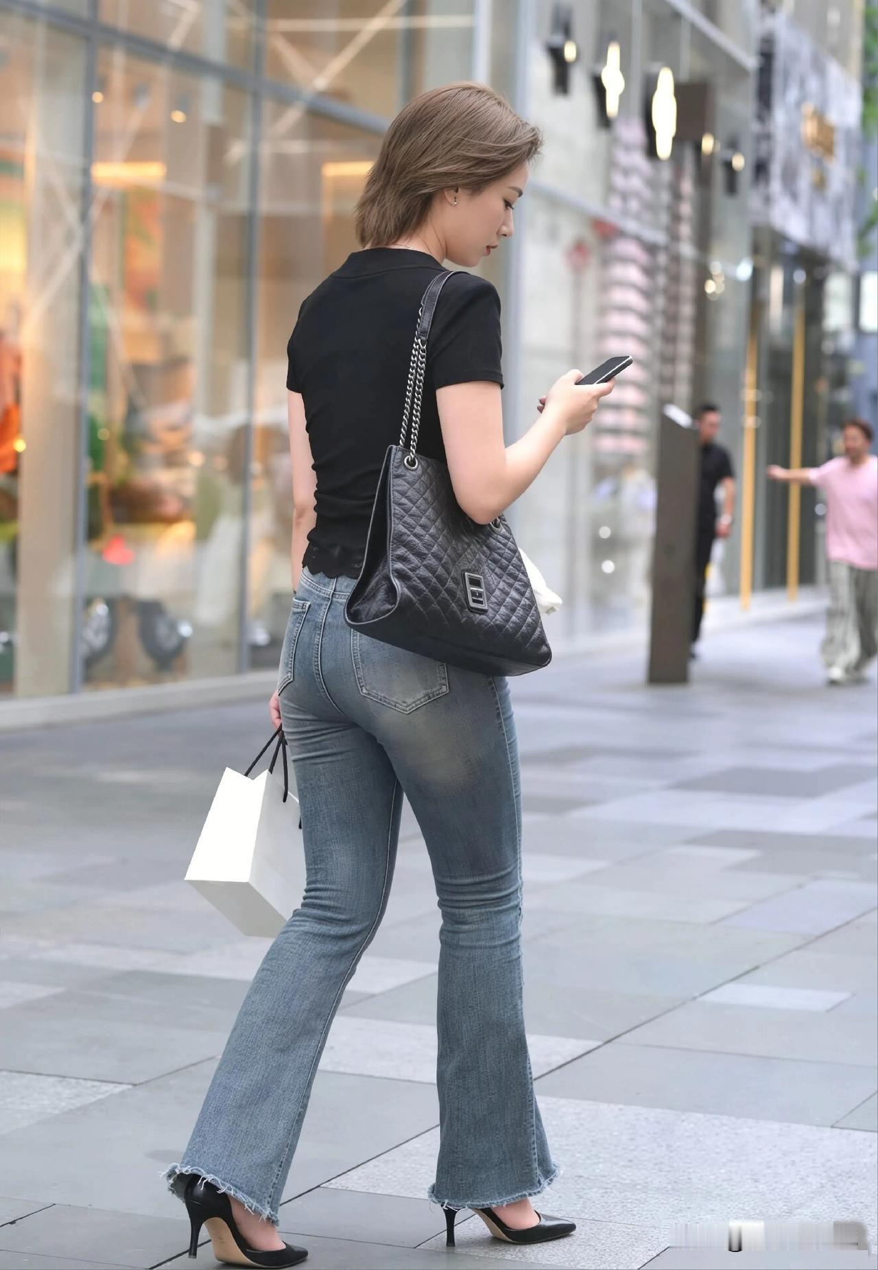 黑T恤+微喇裤，梨形身材的显瘦搭配梨形身材以前总想着“遮”，后来发现，遮太