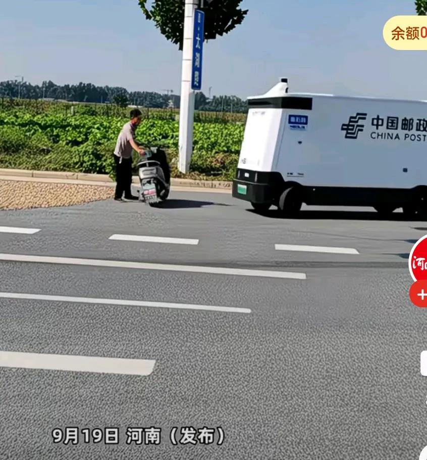 大爷害怕压了自家花生，连忙推来电动车，看，无人快递车往哪转，他就用电动车在那挡