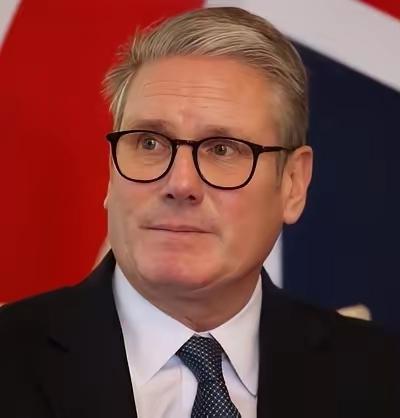 英国首相一句话，直接扔向了全世界。他说，中国，是世界三大强国之一。这话不是私下说