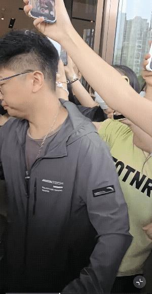 XK出酒店看起来很困难呀，粉丝把门口围了个水泄不通，纷纷在拍照，不要命似的，挤呀
